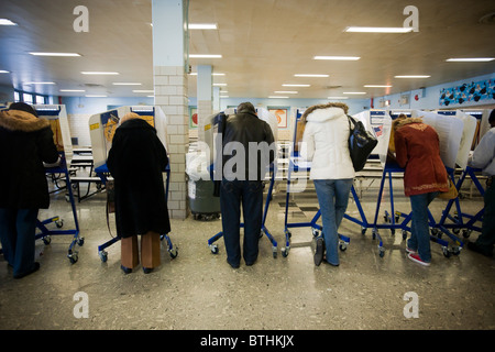 Les électeurs votent à New York à Washington Heights, le jour de l'élection Banque D'Images