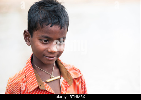 Jeune Indien garçon des rues rêver. L'Inde Banque D'Images