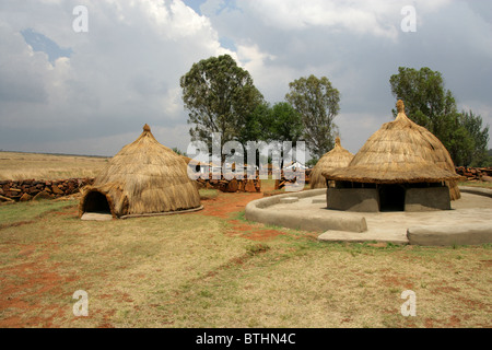 Huttes de chaume traditionnels Ndebele, Village culturel, Botshabelo, Afrique du Sud Banque D'Images