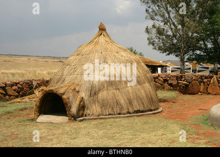 Huttes de chaume traditionnels Ndebele, Village culturel, Botshabelo, Afrique du Sud Banque D'Images
