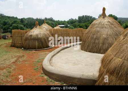 Huttes de chaume traditionnels Ndebele, Village culturel, Botshabelo, Afrique du Sud Banque D'Images