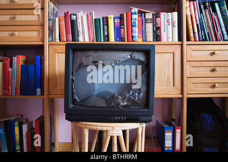 La télévision cassée dans un salon Banque D'Images