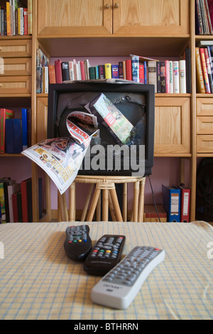 La télévision cassée dans un salon Banque D'Images