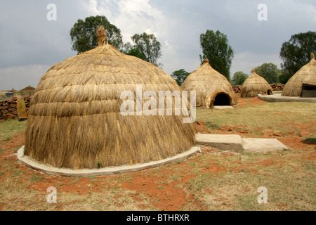 Huttes de chaume traditionnels Ndebele, Village culturel, Botshabelo, Afrique du Sud Banque D'Images