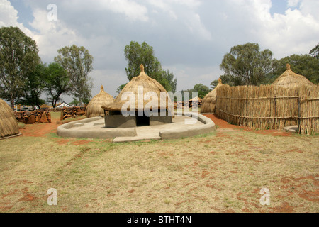 Huttes de chaume traditionnels Ndebele, Village culturel, Botshabelo, Afrique du Sud Banque D'Images