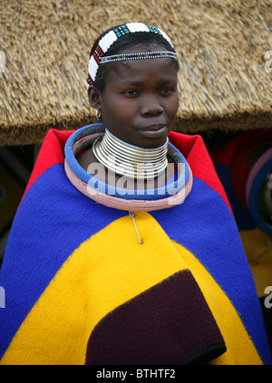 Femme en costume traditionnel Ndebele, Village Culturel Ndelebe, Botshabelo, Afrique du Sud. Banque D'Images