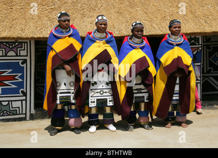 Les femmes Ndebele en costume traditionnel, Village Culturel Ndelebe, Botshabelo, Afrique du Sud. Banque D'Images