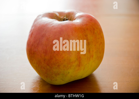 Apple sur une table en bois Banque D'Images