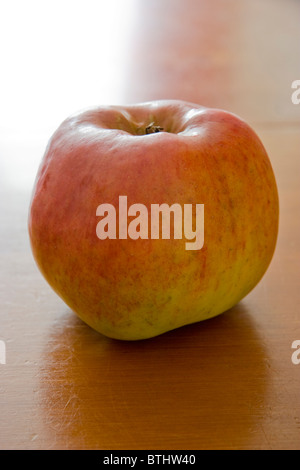 Apple sur une table en bois Banque D'Images