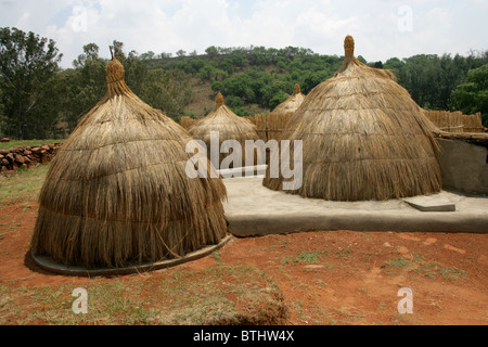 Huttes de chaume traditionnels Ndebele, Village culturel, Botshabelo, Afrique du Sud Banque D'Images