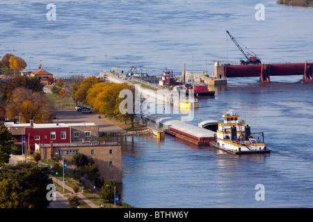 La position de l'écluse de Bellevue, Iowa, une barge à la tête de la rivière Mississippi. Banque D'Images