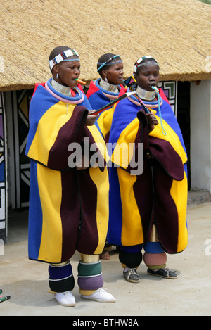 Les femmes Ndebele en costume traditionnel, Village Culturel Ndelebe, Botshabelo, Afrique du Sud. Chantant et jouant des instruments. Banque D'Images