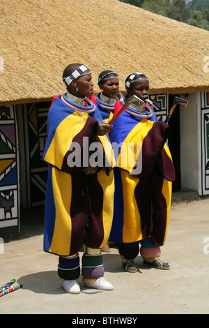 Les femmes Ndebele en costume traditionnel, Village Culturel Ndelebe, Botshabelo, Afrique du Sud. Chantant et jouant des instruments. Banque D'Images