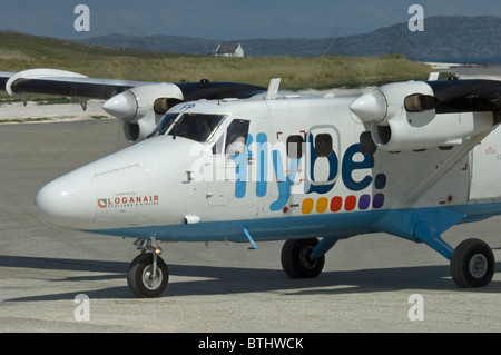 Un avion Twin Otter en arrivant sur la plage de la piste de Barra, Hébrides extérieures, en Écosse. 6674 SCO Banque D'Images