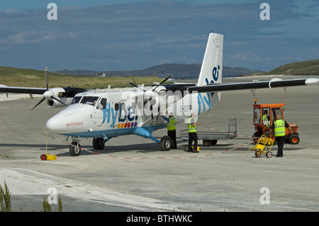 Un avion Twin Otter sur la plage d'embarquement cockleshell à piste de Barra, Hébrides extérieures, en Écosse. 6676 SCO Banque D'Images