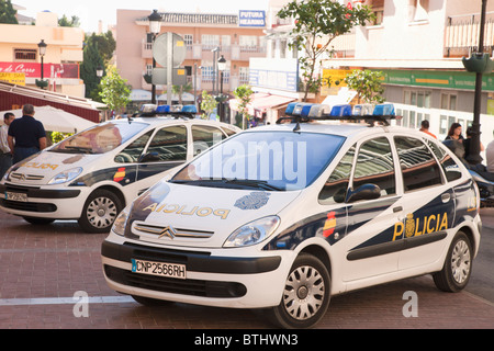 Policia Nacional de voitures dans Arroyo de la Miel, la province de Malaga, Espagne. Voitures de Police nationale. Banque D'Images