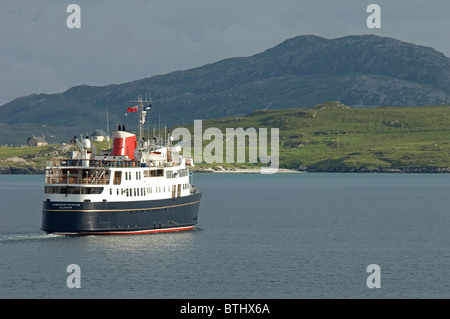 Le petit navire de croisière de luxe qui arrivent au Castlebay Ile de Barra, Hébrides extérieures, en Écosse. 6681 SCO Banque D'Images