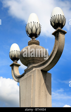 Lampe de rue près de l'église Saint François (1930), Ljubljana, Slovénie Banque D'Images