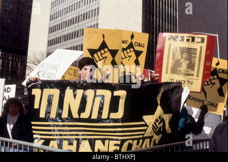 Manifestants devant la Cour pénale de New York en 1991 lors du procès d'El Sayid Nosair pour le meurtre du rabbin Meir Kahane Banque D'Images