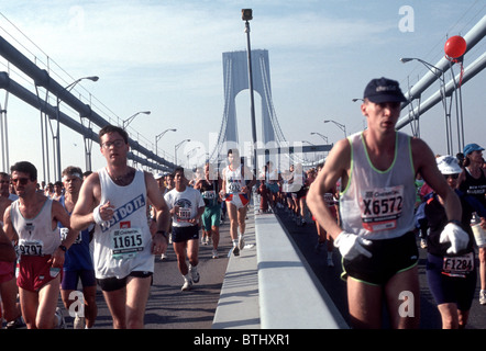 Coureurs traversent le Verrazano Narrows Bridge au début de la Marathon de New York en 1992. (© Frances M. Roberts) Banque D'Images