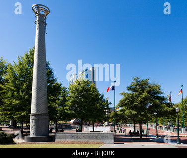 Le Centennial Olympic Park à l'hôtel Omni à l'arrière-plan, Atlanta, Georgia, USA Banque D'Images