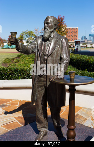 Statue de John Pemberton (inventeur de Coca Cola) en dehors du monde de Coca Cola, Pemberton Place, Atlanta, Georgia, USA Banque D'Images