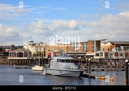 La baie de Cardiff, Glamorgan, Pays de Galles, Royaume-Uni. Le HMS Express P163 P2000 classe Archer de patrouille de la Marine royale type de navire et de formation Banque D'Images