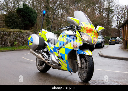 La police de Norfolk moto. vu ici la fermeture d'une jonction des routes rurales au cours d'une grande escorte de charge. Banque D'Images
