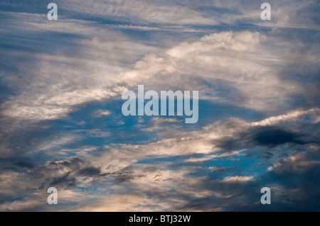 Soir orageux nuages Altocumulus - France. Banque D'Images