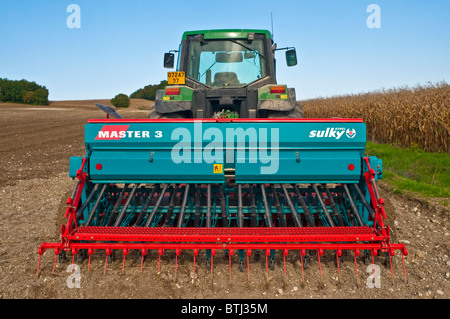 Tracteur John Deere avec semoir Sulky Master 3 - France. Banque D'Images