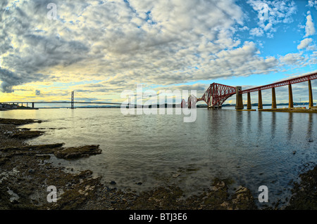 Les ponts, Firth of Forth, près d'Édimbourg, en Écosse, au coucher du soleil, de South Queensferry Banque D'Images