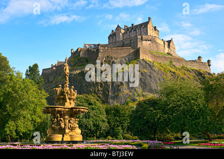 Le Château d'Édimbourg, en Écosse, de Princes Street Gardens, avec la Fontaine de Ross à l'avant-plan Banque D'Images