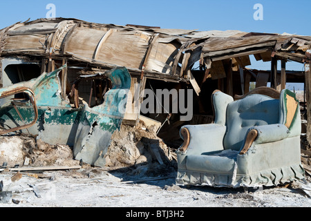 Canapé cassée et la remorque à Bombay Beach, Salton Sea (Californie) Banque D'Images