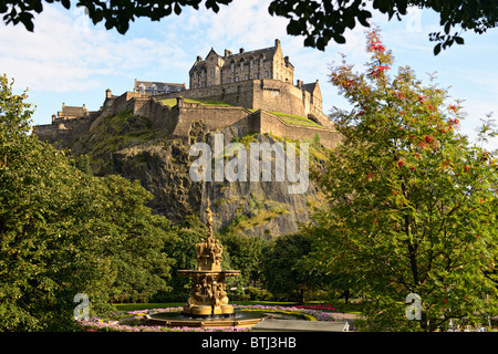 Le Château d'Édimbourg, en Écosse, de Princes Street Gardens, avec la Fontaine de Ross à l'avant-plan Banque D'Images