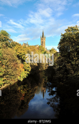 L'automne à Glasgow, avec l'Université de Glasgow reflète dans la rivière Kelvin Banque D'Images