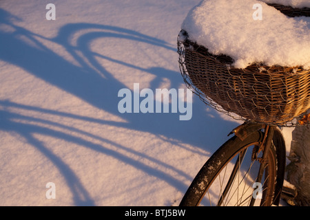 La neige a couvert une location jette une ombre sur la neige fraîchement tombée sur une soirée hivers Banque D'Images