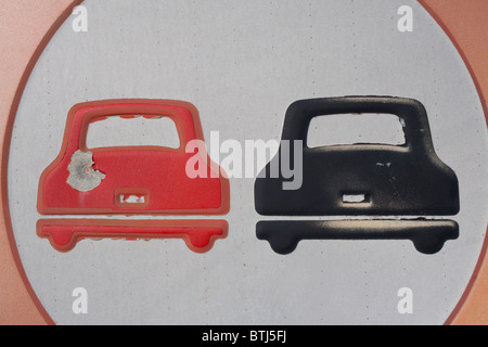 L'espagnol à l'ancienne, pas de dépassements, road sign with bullet indentation Banque D'Images