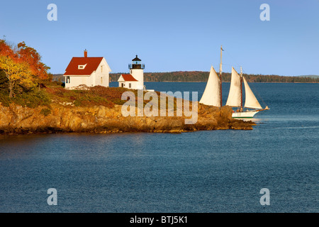Voile goélette passé Curtis Island Lighthouse à Camden Maine USA Banque D'Images
