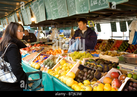 Une femme d'acheter des fruits à l'étal de l'épicerie, Coulommiers ville marché près de Paris, ile de france France Banque D'Images