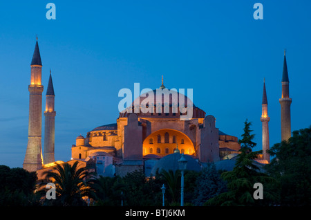 Sainte Sophie ou l'église de la Sainte Sagesse illuminée la nuit, Sultanahmet, Istanbul, Turquie Banque D'Images