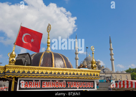 Drapeau turc au-dessus d'un étal de vendeurs d'aliments, en face de la mosquée Yeni Cami (Nouveau), Eminonu, Istanbul, Turquie Banque D'Images