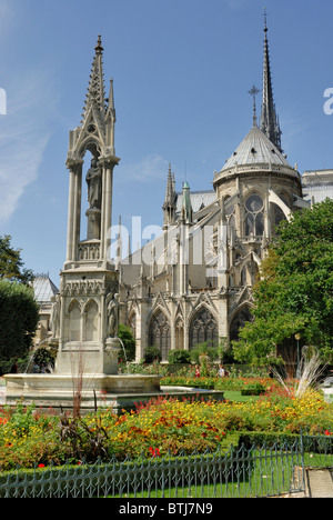 Jardin de l'Est de la Cathédrale Notre Dame, Paris, France. Banque D'Images