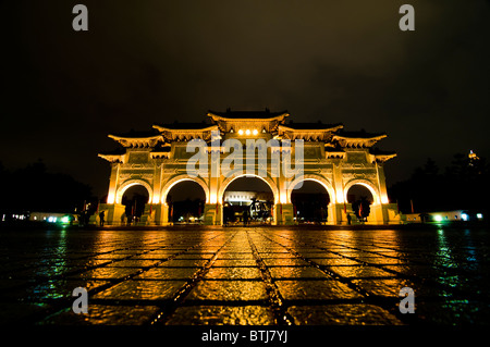 Porte de la Chiang Kai-shek Memorial à Taipei dans la nuit. Banque D'Images