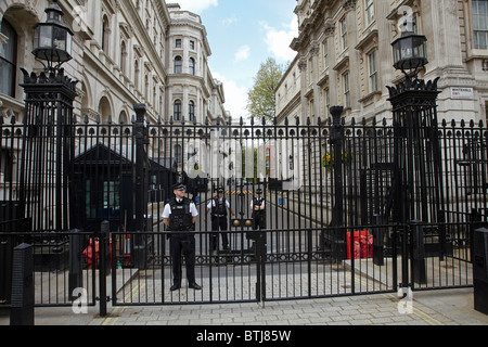 Gates et la police la protection de Downing Street, Londres, Angleterre, Royaume-Uni Banque D'Images