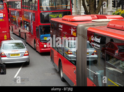 La congestion du trafic, Trafalgar Square, Londres, Angleterre, Royaume-Uni Banque D'Images