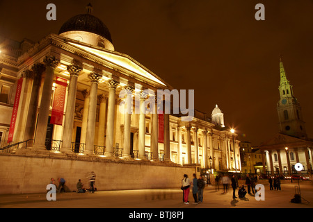 La Galerie nationale de nuit, Trafalgar Square, Londres, Angleterre, Royaume-Uni Banque D'Images