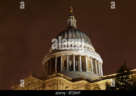 La Cathédrale de St Paul, en nuit pluvieuse, Londres, Angleterre, Royaume-Uni Banque D'Images