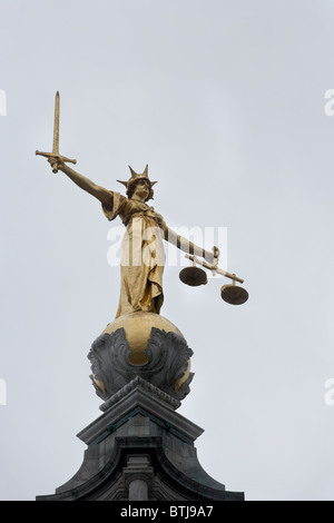 Dame Justice avec épée et échelles au sommet d'Old Bailey (la Cour pénale centrale ), Londres, Angleterre, Royaume-Uni Banque D'Images
