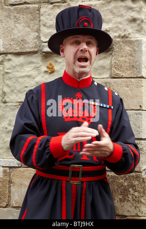 Yeoman Warder ou 'Beefeater', la Tour de Londres, Londres, Angleterre, Royaume-Uni Banque D'Images