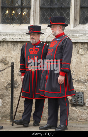 Gardiens Yeoman ou 'Beefeaters', la Tour de Londres, Londres, Angleterre, Royaume-Uni Banque D'Images